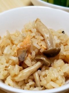 入れるだけ!しめじと鮭の炊き込みご飯-レシピのメイン写真