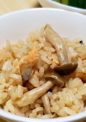 入れるだけ！しめじと鮭の炊き込みご飯-レシピのメイン写真
