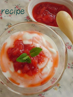 手作りいちごソースがたっぷりヨーグルト!-レシピのメイン写真