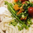 冷やしうどん●アスパラ&トマト温野菜添え