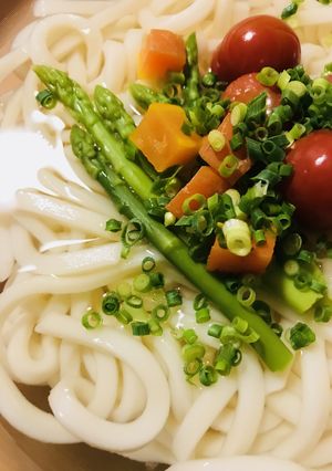 冷やしうどん●アスパラ＆トマト温野菜添え-レシピのメイン写真