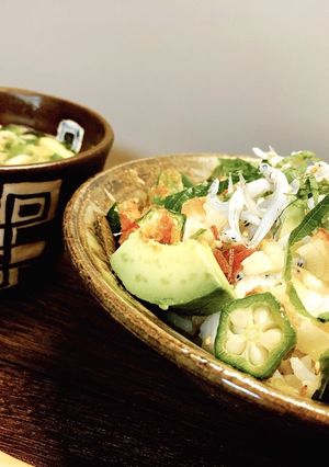 簡単もち麦の梅ごはん丼山芋アボカド-レシピのメイン写真