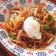 隠し味でまろやか♡温玉のせ焼きそば
