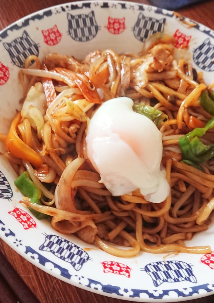 隠し味でまろやか♡温玉のせ焼きそば-レシピのメイン写真