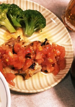 ヘルシー♪鶏肉カリカリ焼きとトマトソース-レシピのメイン写真