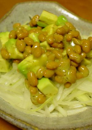 オニオンスライスのアボカド納豆がけ-レシピのメイン写真