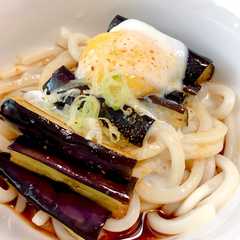 รูปของ 生姜風味の揚げナス温玉ぶっかけ冷しうどん