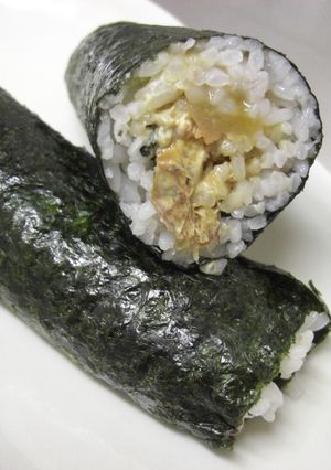 かぶりついて!!梅カツオマヨにぎり～♬-レシピのメイン写真