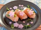 春色 桜だいこんをのせた いなり寿司♪