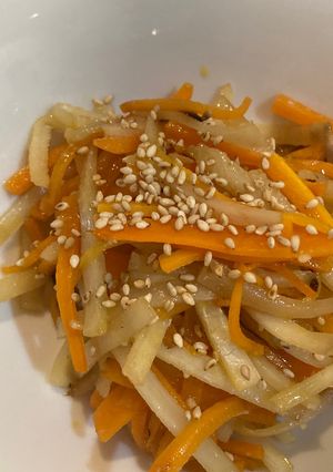 大根の皮とにんじんのにんにく炒め-レシピのメイン写真