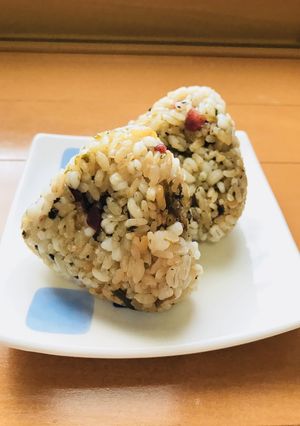 もち麦の梅こんぶおにぎり-レシピのメイン写真