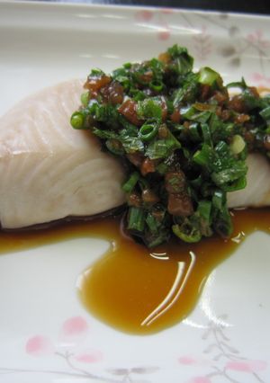 ふんわり白身魚の梅薬味蒸しで高齢者も笑顔-レシピのメイン写真