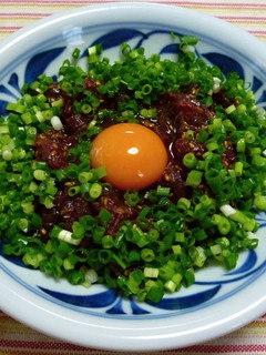 焼肉のたれで刻みネギたっぷりの鯨肉ユッケ-レシピのメイン写真