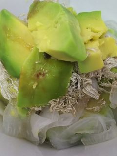 簡単冷製・玉葱とアボカドのとろろ昆布和え-レシピのメイン写真