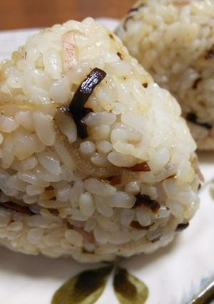 風味豊かな みょうがと塩こんぶのおにぎり-レシピのメイン写真