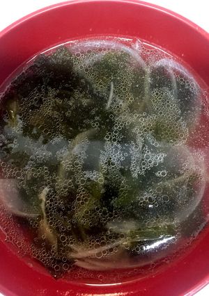 冷しゃぶの肉を茹でた汁で！わかめスープ-レシピのメイン写真
