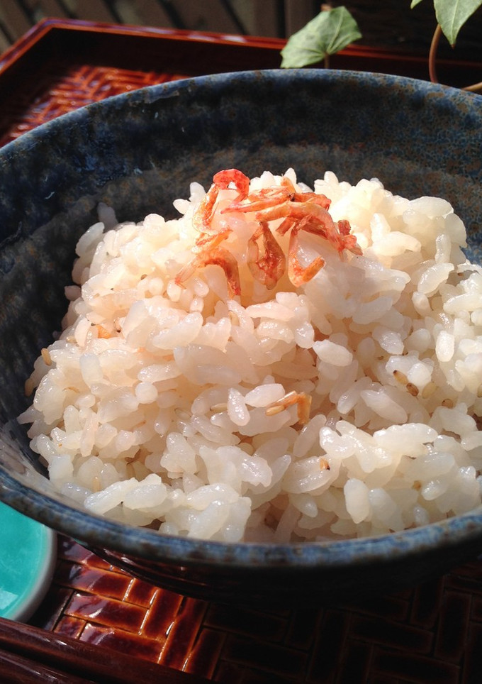 ポリ袋湯煎『桜エビと白ごまの炊き込みご飯-レシピのメイン写真