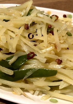 酸辣土豆丝(千切りじゃがいもの酸辣炒め)-レシピのメイン写真