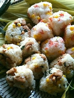 とうもろこしご飯で☆ご馳走おむすび-レシピのメイン写真