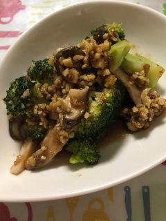 エリンギとブロッコリーのナッツ和え-レシピのメイン写真