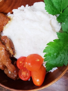 菜園レシピ!焼鳥缶、トマト三葉のとろろ丼-レシピのメイン写真