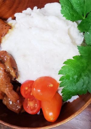 菜園レシピ！焼鳥缶、トマト三葉のとろろ丼-レシピのメイン写真