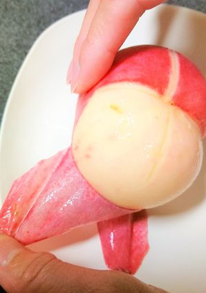 簡単便利!桃の皮をつるっと手でむく方法-レシピのメイン写真