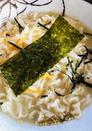 即席拉麺の具★とろけるチーズ＆味つけ海苔-レシピのメイン写真