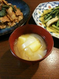 定番!玉葱とじゃがいもの味噌汁-レシピのメイン写真