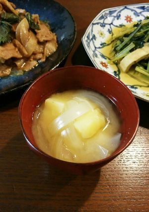 定番！玉葱とじゃがいもの味噌汁-レシピのメイン写真