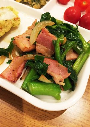 つるむらさきと玉ねぎのベーコン炒め-レシピのメイン写真
