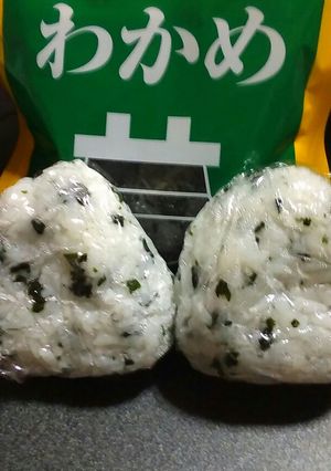 わかめ&梅干しのおにぎり-レシピのメイン写真