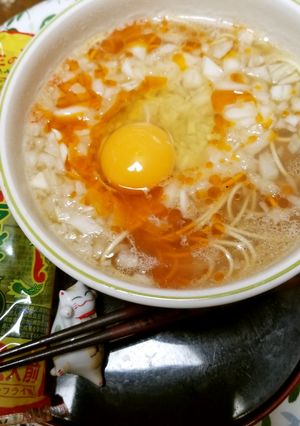 玉葱好きにお勧め！生卵とマルタイラーメン-レシピのメイン写真