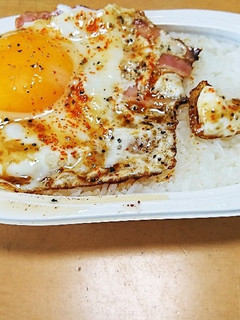 ピリ辛ベーコンエッグ丼-レシピのメイン写真