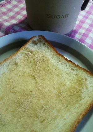 食パンにサッとかけた砂糖さん-レシピのメイン写真