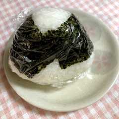 A picture of 何個食べるの？クリチとしそ沢庵のおにぎり.