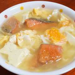 รูปของ 簡単からのヤバうま！鮭と豆腐の卵スープ★