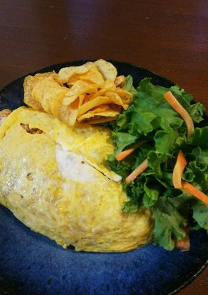 オムライス！ポテトチップス添えお昼ご飯-レシピのメイン写真