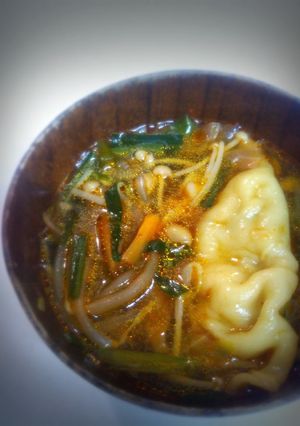 辛うま野菜餃子スープ☆焼く用の冷凍餃子で-レシピのメイン写真
