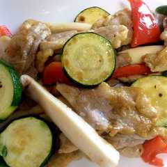รูปของ ズッキーニと豚モモ肉のカレー風味焼き