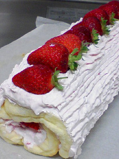 ピンクのいちごロールケーキ-レシピのメイン写真