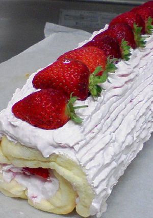 ピンクのいちごロールケーキ-レシピのメイン写真