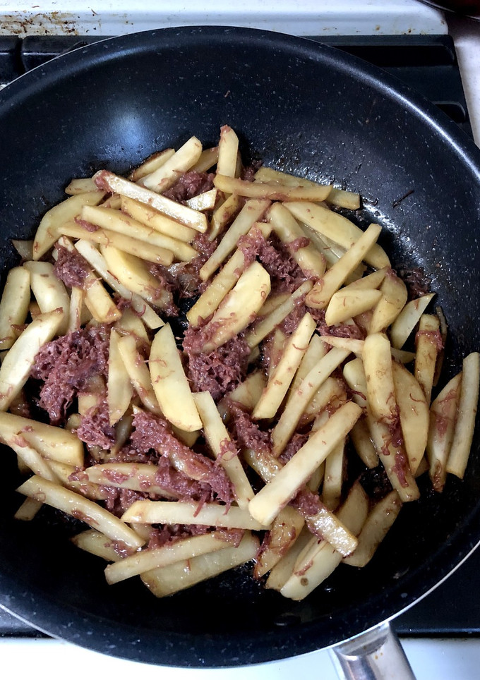 じゃがいもとコンビーフの簡単炒め-レシピのメイン写真