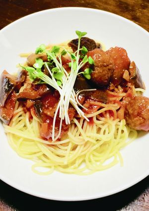 あるもんで。ナスと鶏ダンゴのトマトパスタ-レシピのメイン写真