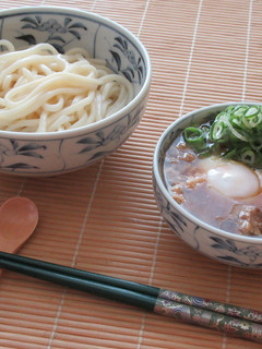 温泉卵とろ～り！豚ひき肉と納豆つけうどん-レシピのメイン写真