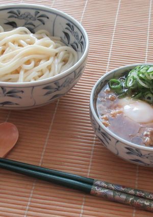 温泉卵とろ～り！豚ひき肉と納豆つけうどん-レシピのメイン写真