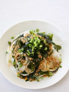 簡単サラダ【生わかめと玉ねぎのサラダ】-レシピのメイン写真