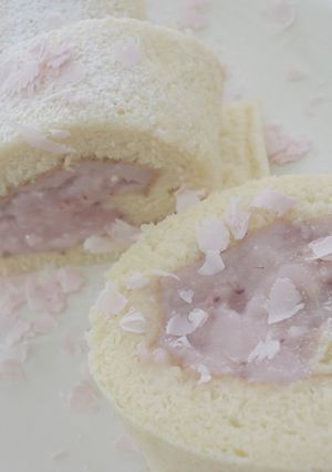 カルピスで♪春♡ いちごロールケーキ♡-レシピのメイン写真