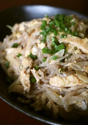 朝弁当♪糸こんにゃく油揚げ玉ねぎの卵とじ-レシピのメイン写真