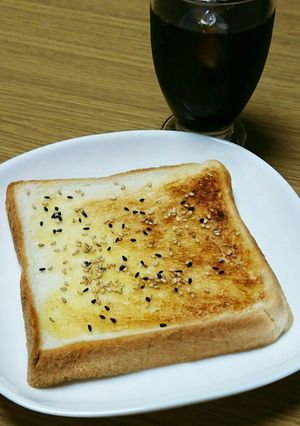 トーストにパパっとごま塩～(๑••๑)♬-レシピのメイン写真